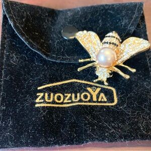 ZuozuoYa Bee brooch pin in a gold setting with rhinestones and imitation pearl